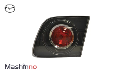چراغ خطر راست روی صندوق مزدا 3